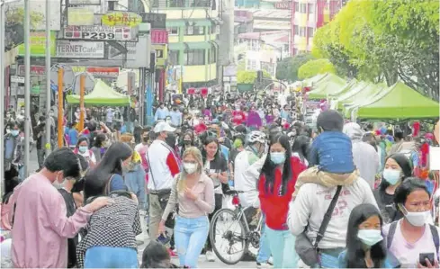  ?? ?? A latest salary survey showed 44 percent of employers expressed the intent to provide 6-percent to 10-percent salary increase this year while 34 percent said they intend to make an upward adjustment of 1 percent to 5 percent. Photo shows the Sunday crowd in Baguio City, the trade and economic center of the Cordillera region.