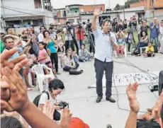  ??  ?? ► Fernando Haddad hace campaña en Sao Paulo.