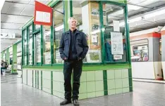  ?? Foto: Daniel Bockwoldt, dpa ?? Christoph Busch vor seinem „Erzähl Kiosk“in Hamburg.