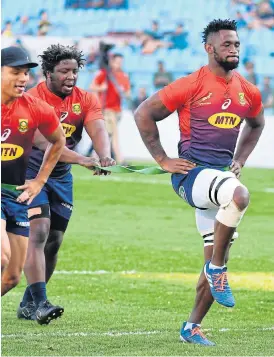  ?? /Lee Warren/Gallo Images ?? Up and running: Siya Kolisi, right, leads the way at training with teammates Scarra Ntubeni and Herschel Jantjies, left.