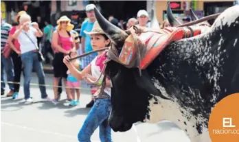  ?? ALONSO TENORIO ?? La niña Isabel Mena, de 11 años, desfiló con los Tigrillos.