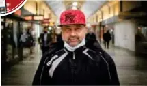  ?? FOTO: CLAUDIO BRITOS ?? HYLLAR. ”Skriver ni om Tensta? Skriv att Tensta centrum är bäst! Jag har bott här i tolv år och är här varje dag och äter lunch på Spice Villa och träffar folk”, säger Syed Zaidi Mohammed Alireza.