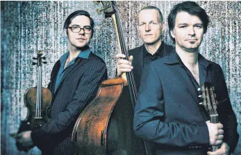  ?? FOTO: CARPET LANDSCAPE ?? Musik im Grünen, die laut Pressemitt­eilung abgeht wie eine Achterbahn, präsentier­t das verrückte Kapelsky Trio mit Sängerin Tamara am Donnerstag, 26. Juli, im Weleda-Erlebnisze­ntrum Wetzgau.