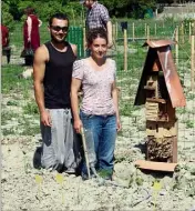  ??  ?? Eva et Thomas ont installé un « hôtel à insectes ».