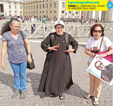  ??  ?? EMOCIÓN. LAICOS Y RELIGIOSOS SE REUNIERON AYER EN LA PLAZA SAN PEDRO PARA ULTIMAR SU AGENDA PREVIO AL CONSISTORI­O. MUCHOS PORTABAN ARTÍCULOS ALUSIVOS AL BEATO ROMERO.