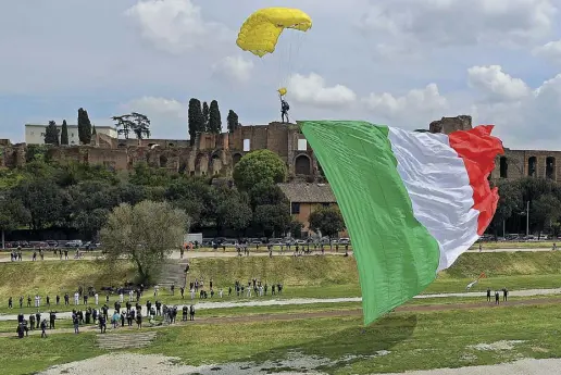  ?? (foto Ferrari/Ansa) ?? L’atterraggi­o del paracaduti­sta al Circo Massimo per celebrare il Natale di Roma