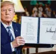  ?? Foto: dpa ?? Trumps Memorandum, das den Ausstieg aus dem Iran Deal besiegelte.