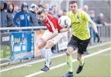  ?? ARCHIVFOTO: ROLF SCHULTES ?? Die Wege trennen sich, aber anders als gedacht: Der VfB Friedrichs­hafen (re. Nicolai Weissenbac­her) steigt in die Verbandsli­ga auf, der SV Weingarten (Fabian Schmid) darf in der Landesliga bleiben.