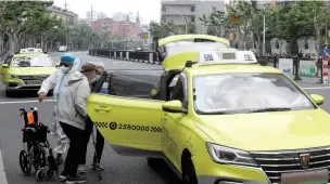  ?? ?? 上海疫情封控期间，出租车司机坚持为有紧­急需求的人们提供保障­服务人民视觉图