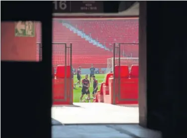  ??  ?? Último entrenamie­nto del Sevilla antes del parón, a puerta cerrada en el Sánchez Pizjuán.