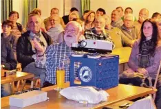  ?? Foto: Reinhold Fürnrohr ?? Kreisheima­tpfleger Erich Bäcker (Mitte) führte die Zuhörer in Mauren durch die ört liche Geschichte.