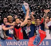  ??  ?? Doppia festa Thiago Silva alza la Coppa di Francia assieme al capitano di Les Herbiers, Flochon