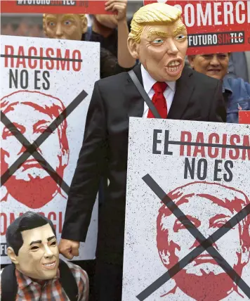  ?? (SIPA) ?? Manifestac­ión en México a propósito del NAFTA. 1. no queda totalmente exento del arancel n'est pas entièremen­t exonéré du droit de douane. 2. espera attend / e (= y devant hi- ou i-) et /