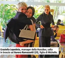  ??  ?? Graziella Lopedota, manager della Hunziker, salta in braccio ad Aurora Ramazzotti (21), figlia di Michelle.