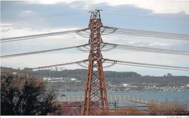  ?? ELISEO TRIGO / EFE ?? Una torre de transporte de energía eléctrica en Lugo.