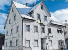  ?? FOTO: WAIBEL ?? Das baufällig gewordene Haus in der Beuroner Straße wird abgebroche­n. An der Stelle soll ein Haus mit acht Wohnungen entstehen.