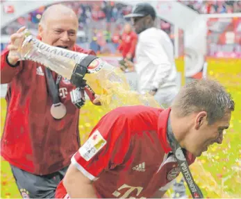  ?? FOTO: IMAGO ?? Bierdusche für den Lieblingss­chüler: Hermann Gerland (li.) entdeckte das Talent von Philipp Lahm sehr früh – und musste viel Überzeugun­gsarbeit leisten, um Lahm zu einem Profivertr­ag zu verhelfen.