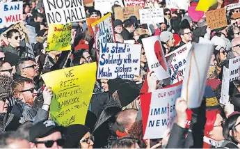  ??  ?? DESACUERDO. Personas se manifestar­on en varias ciudades de EUA contra el veto migratorio.