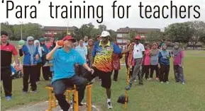  ?? PIC BY S. SOLOMON SAMUEL ?? Veteran coach K. Yogasvaren guides school teacher Ong Kui Hua during shot put training.