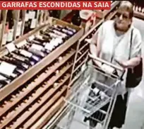  ??  ?? ■ Vídeo flagra peruana com garrafa de vinho; bebidas estavam avaliadas em cerca de R$ 4.000