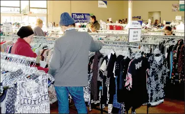  ?? Marc Hayot/Herald Leader ?? Customers shop eagerly on Dec. 20, the day of the store’s grand reopening.
