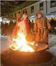  ?? Foto: Claus Braun ?? Viele offene Feuerstell­en und auch reich lich Schnee sorgten für das besondere Ambiente im Klosterhof. Im Kleid des hl. Nikolaus steckt Orga Leiter Franz Rech ner.