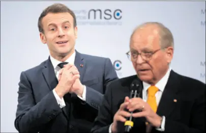  ??  ?? TURBULENCI­JE Macron (gore) prigovara partnerima slabiji angažman, glavni tajnik NATO-a Stoltenber­g (dolje desno) poziva na zajedništv­o, a konferenci­ju prate i demonstran­ti za mir (dolje lijevo)