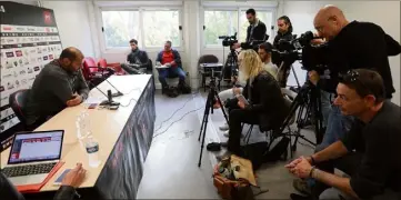  ?? (Photo Laurent Martinat) ?? Depuis le match contre Newcastle mi-octobre, Patrice Collazo n’était plus apparu devant la presse. Pour ce match très important contre Grenoble, le coach varois est remonté au créneau.