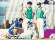  ?? GETTY IMAGES ?? Peter Handscomb is checked by the team doctor during the second Test against Bangladesh in Chittagong.
