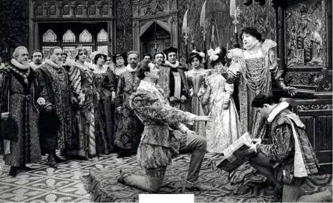  ?? ?? L’heure est au cinéma ! Sarah Bernhardt incarne le rôle-titre dans le film La Reine Élisabeth, de Henri Desfontain­es, Louis Mercanton et Gaston Roudès, en 1912.