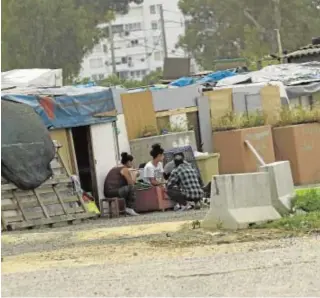  ?? JUAN FLORES ?? Varios residentes que aún quedan en el poblado del Vacie