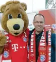  ??  ?? Stefan Wenger mit Bayern Maskottche­n Berni am Flughafen.