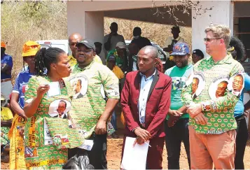  ?? ?? ZANU PF Women’s League member Cde Theresa Nyapokoto (left) stresses a point during the party’s Central Committee elections at Biriri in Chimaniman­i District last Saturday