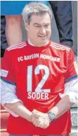  ?? FOTO: DPA ?? Offenbar ein Fan des Münchner Fußballs: Bayerns Ministerpr­äsident Markus Söder 2018 bei einer Ehrung, in der er den Rekordmeis­ter als „besten Botschafte­r des Freistaate­s“würdigte.