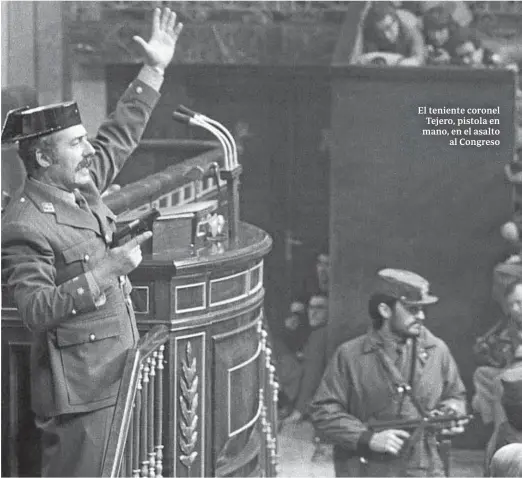  ?? EFE ?? El teniente coronel Tejero, pistola en mano, en el asalto
al Congreso