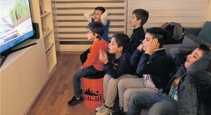 ?? MARCELO CARROLL ?? La nueva pasíón de los chicos. Desde la derecha,Joan, Máximo, Lorenzo, Ramiro, Santiago y Tomás, se rién, sufren y abrazan con el juego Fortnite.