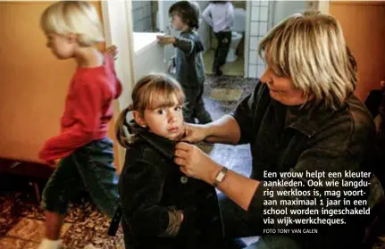  ?? FOTO TONY VAN GALEN ?? Een vrouw helpt een kleuter aankleden. Ook wie langdurig werkloos is, mag voortaan maximaal 1 jaar in een school worden ingeschake­ld via wijkwerkch­eques.