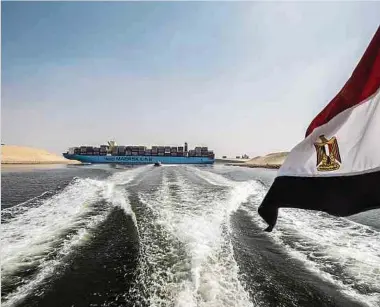  ?? Foto: AFP ?? Seit 1956 ägyptisch: der Suezkanal, den täglich 50 Ozeanriese­n durchfahre­n.