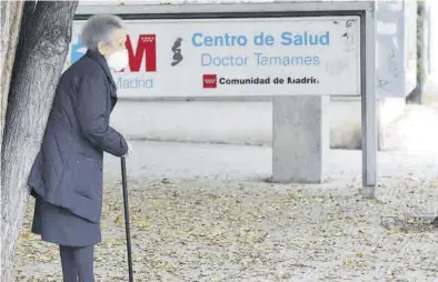  ??  ?? Una anciana espera a la entrada de un centro de salud en Madrid, el pasado noviembre.
EUROPA PRESS