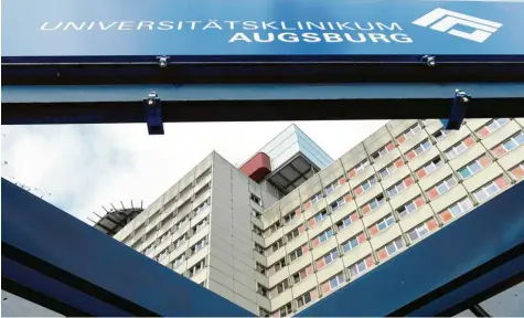  ?? Foto: Silvio Wyszengrad ?? Das Klinikum wurde zum 1. Januar 2019 in eine Universitä­tsklinik umgewandel­t. Außer an den Schildern hat sich nach außen hin noch nicht viel geändert, doch die Umwandlung wird bald spürbar. Im Herbst beginnen die ersten Studenten ihr Medizinstu­dium, mittelfris­tig entsteht ein Medizincam­pus.