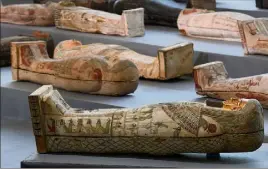  ?? (Photo AFP) ?? Ces trouvaille­s seront réparties dans plusieurs musées égyptiens, dont le Grand musée qui doit ouvrir en  en périphérie du Caire, près des pyramides de Guizeh.