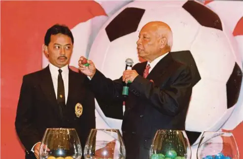  ?? NSTP PIC ?? The then Football Associatio­n of Malaysia president Sultan Ahmad Shah Al-Musta’in Billah Ibni Almarhum Sultan Abu Bakar (right) at the draw for the FA Cup at Wisma FAM in Kelana Jaya, Selangor, in 1998. With him is Tengku Abdullah (now Yang di-Pertuan Agong AlSultan Abdullah Ri’ayatuddin Al-Mustafa Billah Shah).