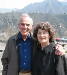 ?? Photo courtesy of Si Liberman ?? Si and Dorothy Liberman by the Great Wall of China.