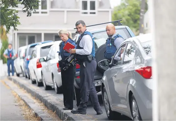  ?? Picture/Jason Oxenham ?? Officers investigat­e the scene at Copeland St where a woman jumped from a car.