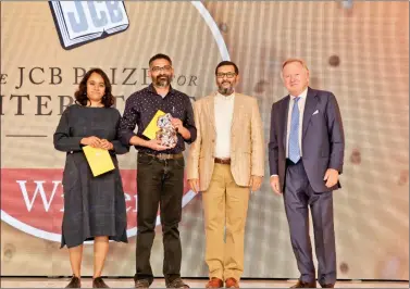  ??  ?? (L-R) R. Sivapriya representi­ng translator Shahnaz Habib; Benyamin, winner of the 2018 JCB Prize for Literature; Vivek Shanbhag chairperso­n of jury for the Prize; Lord Bamford, Chairman of JCB.