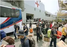  ?? MIFTAHULHA­YAT/JAWA POS ?? OBSERVASI TUNTAS: Kru kapal pesiar World Dream saat tiba di Dermaga Komando Lintas Laut Militer (Kolinlamil), Jakarta, kemarin (14/3).