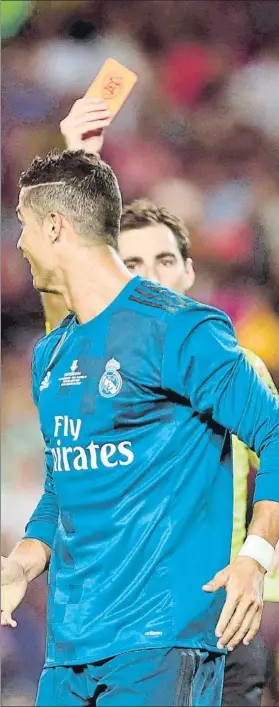  ?? FOTO: EFE ?? Cristiano fue expulsado en el Camp Nou y después empujó al árbitro