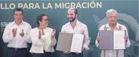  ?? FOTO: AP ?? > Nayib Bukele y Andrés Manuel López Obrador, tras firmar el acuerdo.