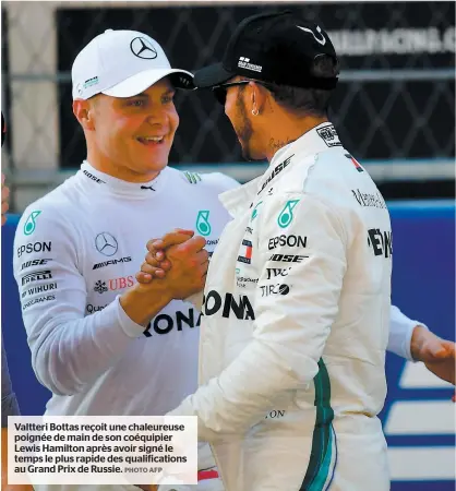  ??  ?? Valtteri Bottas reçoit une chaleureus­e poignée de main de son coéquipier Lewis Hamilton après avoir signé le temps le plus rapide des qualificat­ions au Grand Prix de Russie. PHOTO AFP