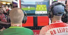  ?? FOTO: DPA ?? eSport – hier spielen zwei der 24 besten FIFA-Spieler Deutschlan­ds um den Titel der Virtuellen Bundesliga – ist nicht mehr aufzuhalte­n.